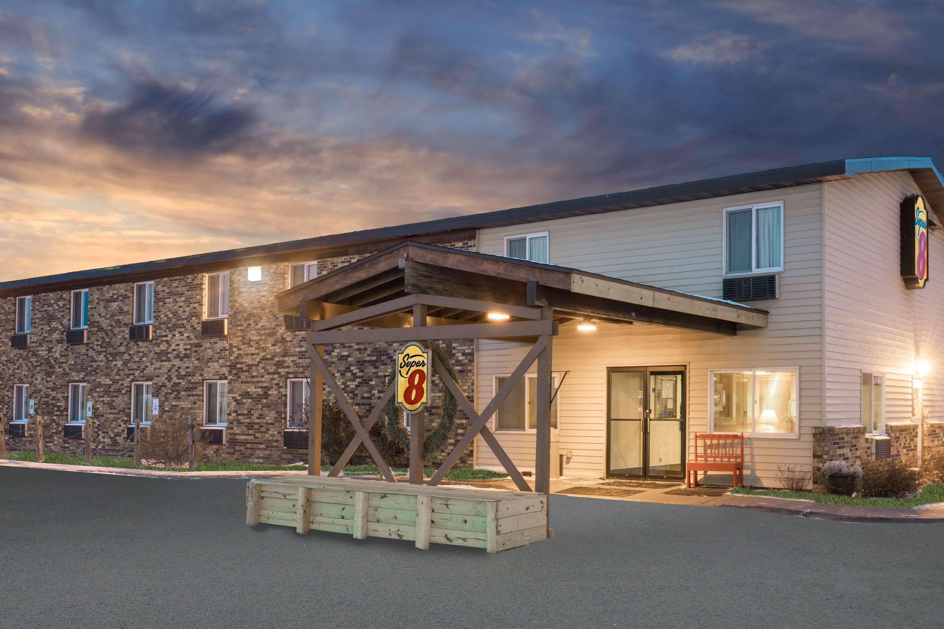 Super 8 By Wyndham Superior Wi Hotel Exterior foto